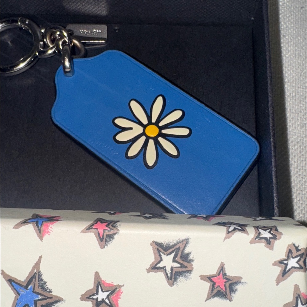 LIKE New , Coach vintage cornflower blue with daisy leather key/ bag charm . - Picture 3 of 8